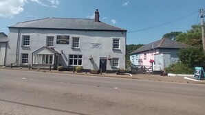 Un edificio de dos pisos con un letrero que dice 'The Portmouthed Arms'.
