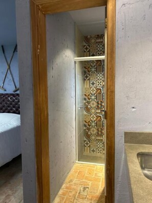 Suíte standard | Banheiro | Chuveiro, secador de cabelo, toalhas de banho, sabonete