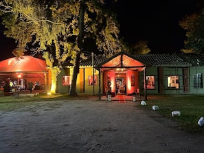 Fachada da propriedade à noite