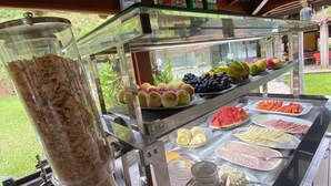 Un bufé de desayuno con diversas opciones de alimentos y salsas.