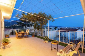 Outdoor dining - Kalamata Cozy Nest with Panoramic Views (Kalamata)