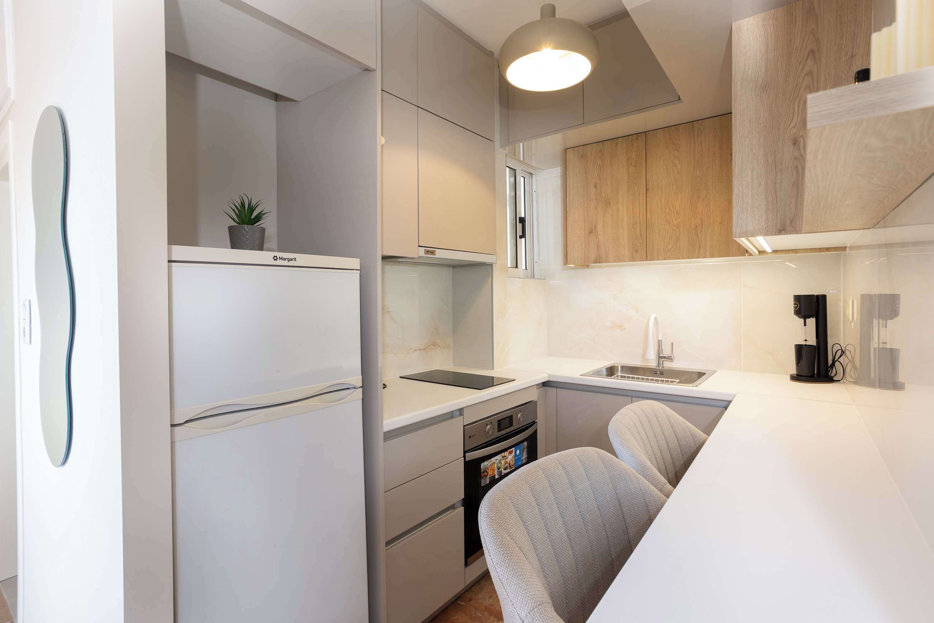 Fridge, oven, stovetop, coffee/tea maker