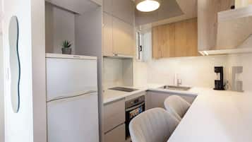 Fridge, oven, stovetop, coffee/tea maker