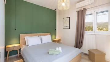 1 bedroom, desk, travel cot, WiFi