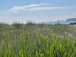 På stranden, solsenger og strandhåndklær