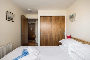 2 dormitorios, tabla de planchar con plancha, wifi y ropa de cama