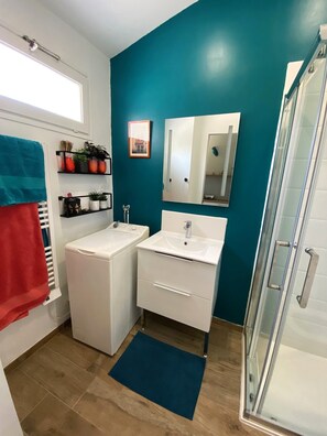 Dusche, Handtücher, Toilettenpapier