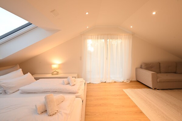 4 bedrooms, iron/ironing board, WiFi, bed sheets