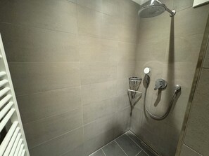 Douche, sèche-cheveux, serviettes fournies, savon