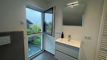 Dusche, Haartrockner, Handtücher, Seife