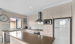 Køleskab, mikrobølgeovn, ovn, kogeplade