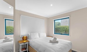 3 chambres, bureau, fer et planche à repasser, lit parapluie