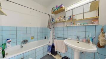 SĂšche-cheveux, serviettes fournies, savon, papier toilette