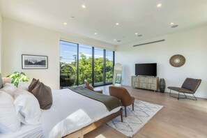 5 bedrooms, iron/ironing board, WiFi