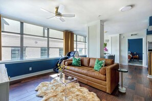 TV, offices - The Blue Oyster @ Drayton Tower | City Views! (Savannah)