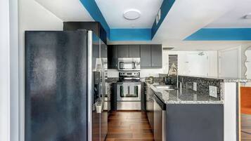 Refrigerador, microondas, horno y parrilla de estufa