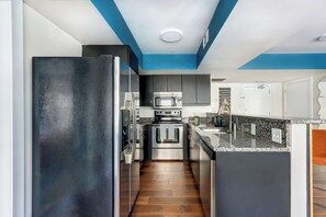 Fridge, microwave, oven, stovetop - The Blue Oyster @ Drayton Tower | City Views! (Savannah)