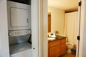 Sèche-cheveux, serviettes fournies