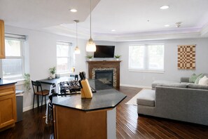 Televisie en een open haard