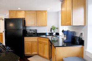 Een koelkast, een microgolfoven, een oven, een kookplaat