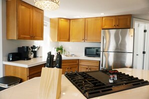 Jääkaappi, mikroaaltouuni, uuni, liesi