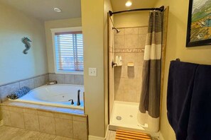 Douche, sèche-cheveux, serviettes fournies, savon