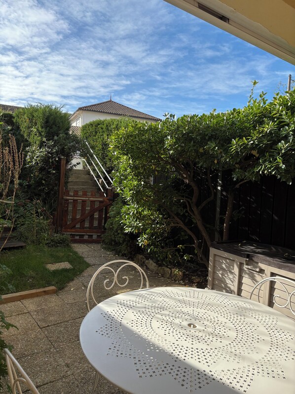 تناول الطعام بالخارج