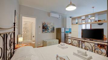 Family Apartment, 1 Bedroom, Air conditioning (Vicky Loft Gardone-relax & Vittoriale) | 1 bedroom, free WiFi, bed sheets