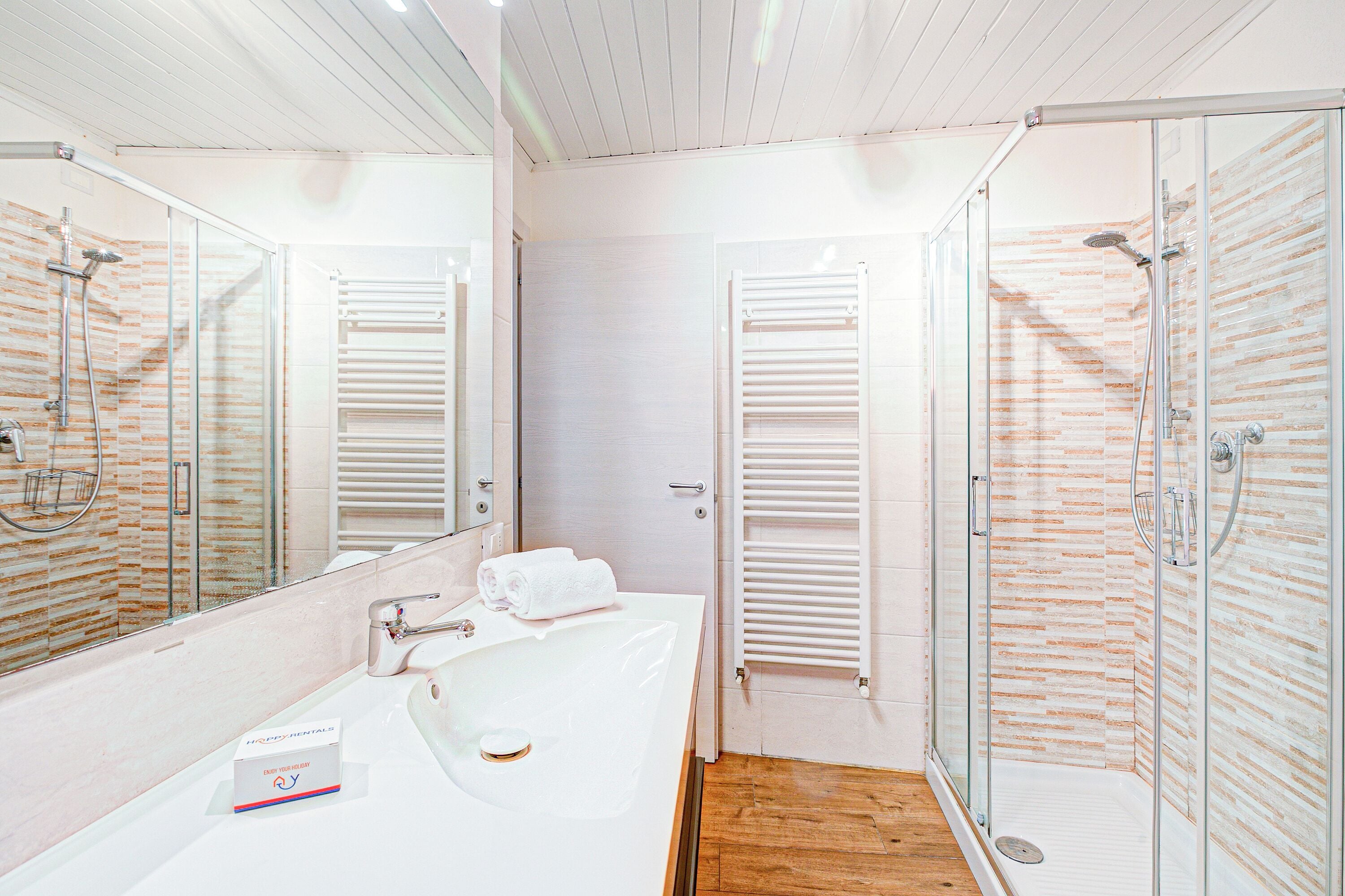 Family Apartment, 1 Bedroom, Air conditioning (Vicky Loft Gardone-relax & Vittoriale) | Bathroom | Shower, bidet, towels, soap