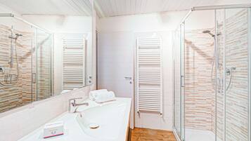 Family Apartment, 1 Bedroom, Air conditioning (Vicky Loft Gardone-relax & Vittoriale) | Bathroom | Shower, bidet, towels, soap
