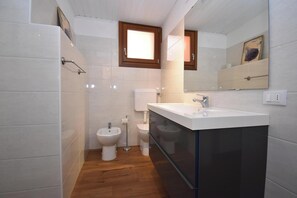 Family Studio, Mountain View (Vicky Loft Morgnaga) | Bathroom | Shower, bidet, towels, soap - Vicky Loft Morgnaga (Gardone Riviera)