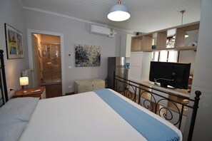 Family Studio, Mountain View (Vicky Loft Morgnaga) | Living room | 21-inch flat-screen TV with cable channels - Vicky Loft Morgnaga (Gardone Riviera)