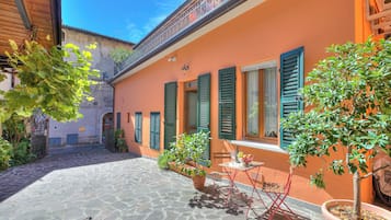 Family Apartment, 1 Bedroom, Air conditioning (Vicky Loft Gardone-relax & Vittoriale) | Outdoor dining