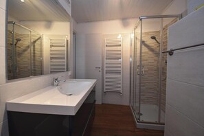 Family Studio, Mountain View (Vicky Loft Morgnaga) | Bathroom | Shower, bidet, towels, soap - Vicky Loft Morgnaga (Gardone Riviera)