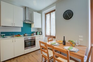 Familienapartment, Mehrere Schlafzimmer (Vicky Loft Gardone-relax & Vittoriale) | Eigene Küche | Kühlschrank, Ofen, Herdplatte, Wasserkocher mit Kaffee-/Teezubehör