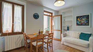 Family Apartment, 1 Bedroom, Air conditioning (Vicky Loft Gardone-relax & Vittoriale) | Living area | 21-inch flat-screen TV with cable channels