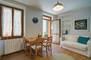 Apartamento família, vários quartos (Vicky Loft Gardone-relax & Vittoriale) | Área de estar | TV de tela plana 21 polegadas com canais a cabo