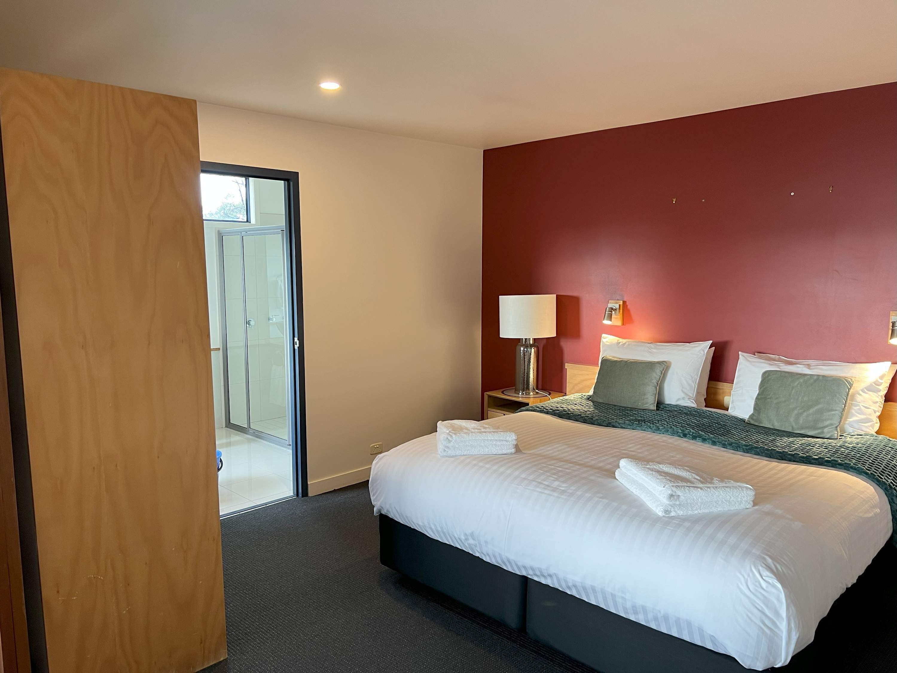1 dormitorio, tabla de planchar con plancha, wifi y ropa de cama