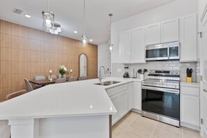 Cafeteira/chaleira, micro-ondas, fogão, cooktop