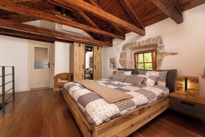 3 habitaciones, tabla de planchar con plancha, wifi y ropa de cama