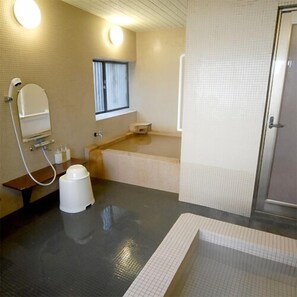 A bathroom with a bathtub, a shower, a sink, and a mirror. - Arima Onsen Abrigo (Kobe)