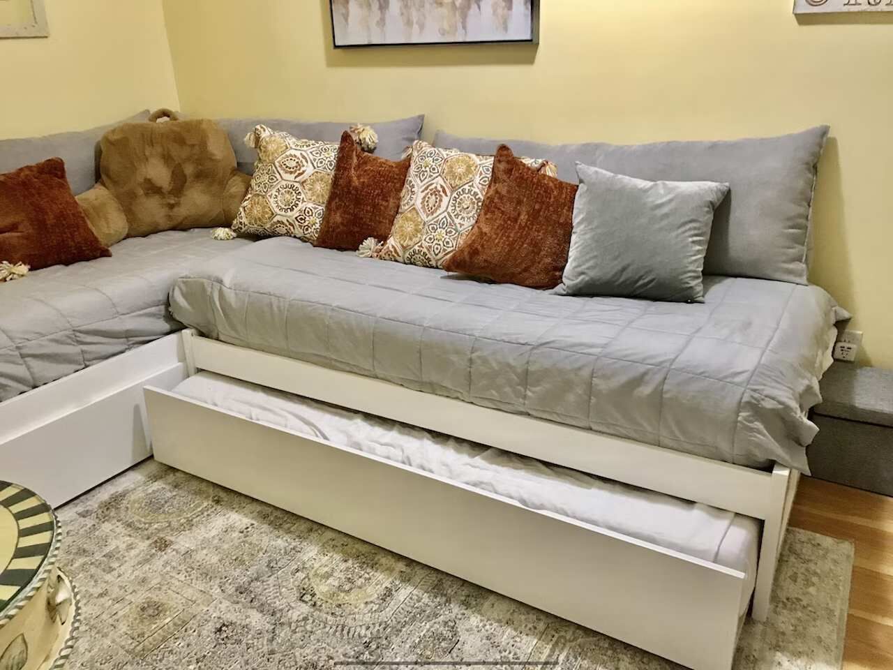 Una sala moderna con un sofá cama, una mesita auxiliar y una alfombra.
