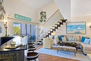 TV, books - Luxury Penthouse near Beach, Tiki Hut, Coligny (Hilton Head Island)