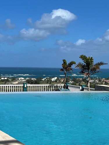 Charming 3-bedroom house with Pool, AC, WiFi & Great Views in Fab Frigate Bay