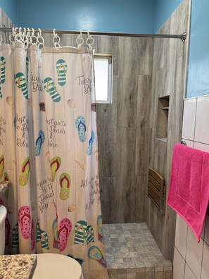 Dusche, Haartrockner, Handtücher, Toilettenpapier
