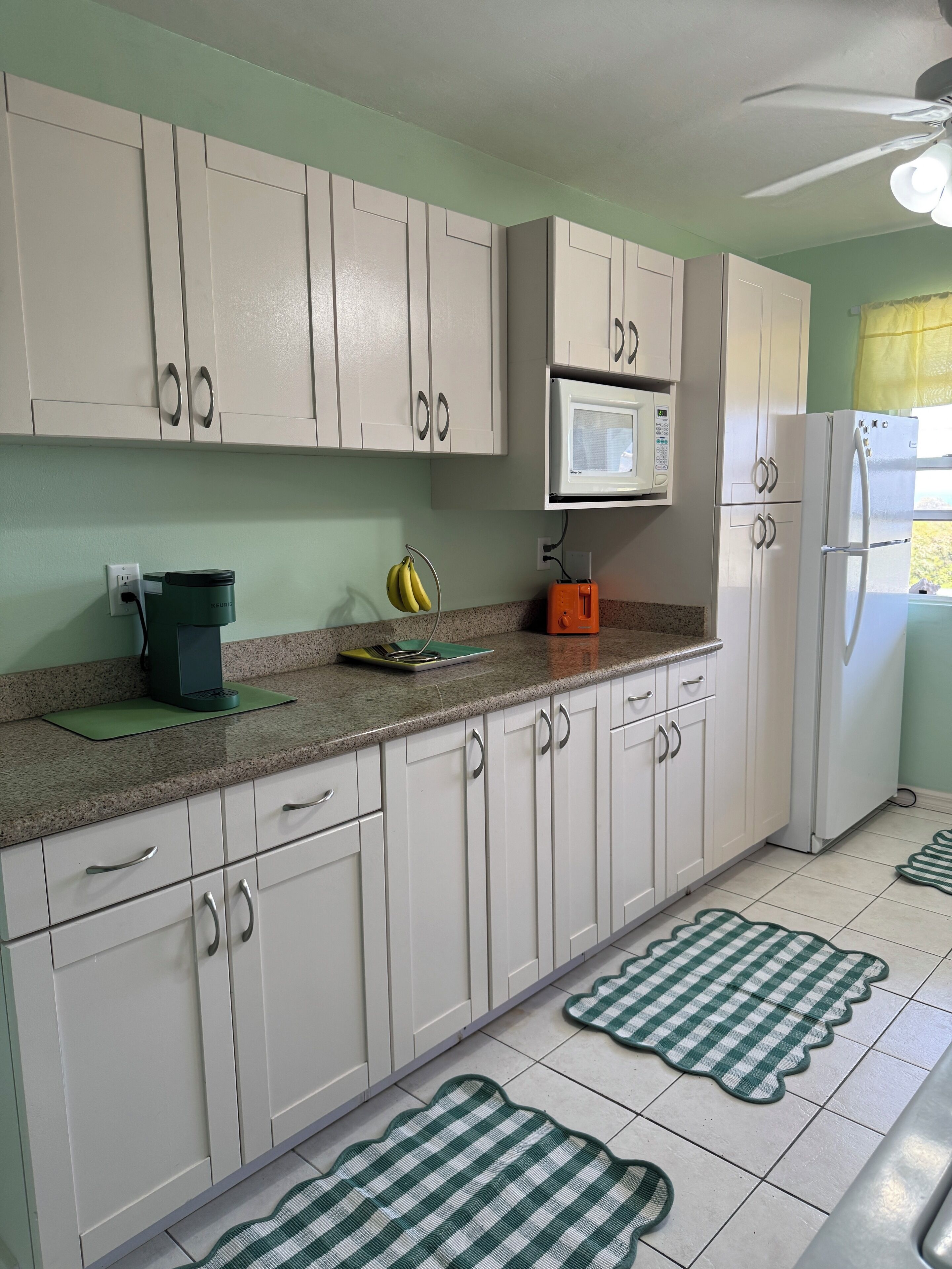 Micro-ondes, four, plaque de cuisson, lave-vaisselle