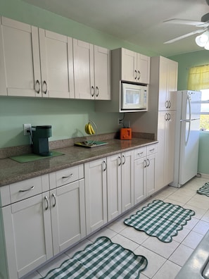 Microondas, horno, parrilla de estufa y lavavajillas