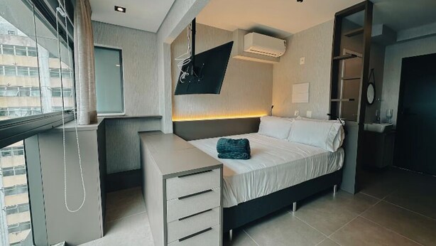 A modern bedroom with a bed, a desk, and a wardrobe. - OSCAR FREIRE 1820 (Pinheiros São Paulo)