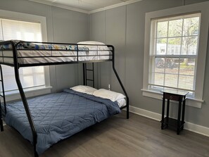 2 makuuhuonetta, silitysrauta/-lauta, Wi-Fi, vuodevaatteet