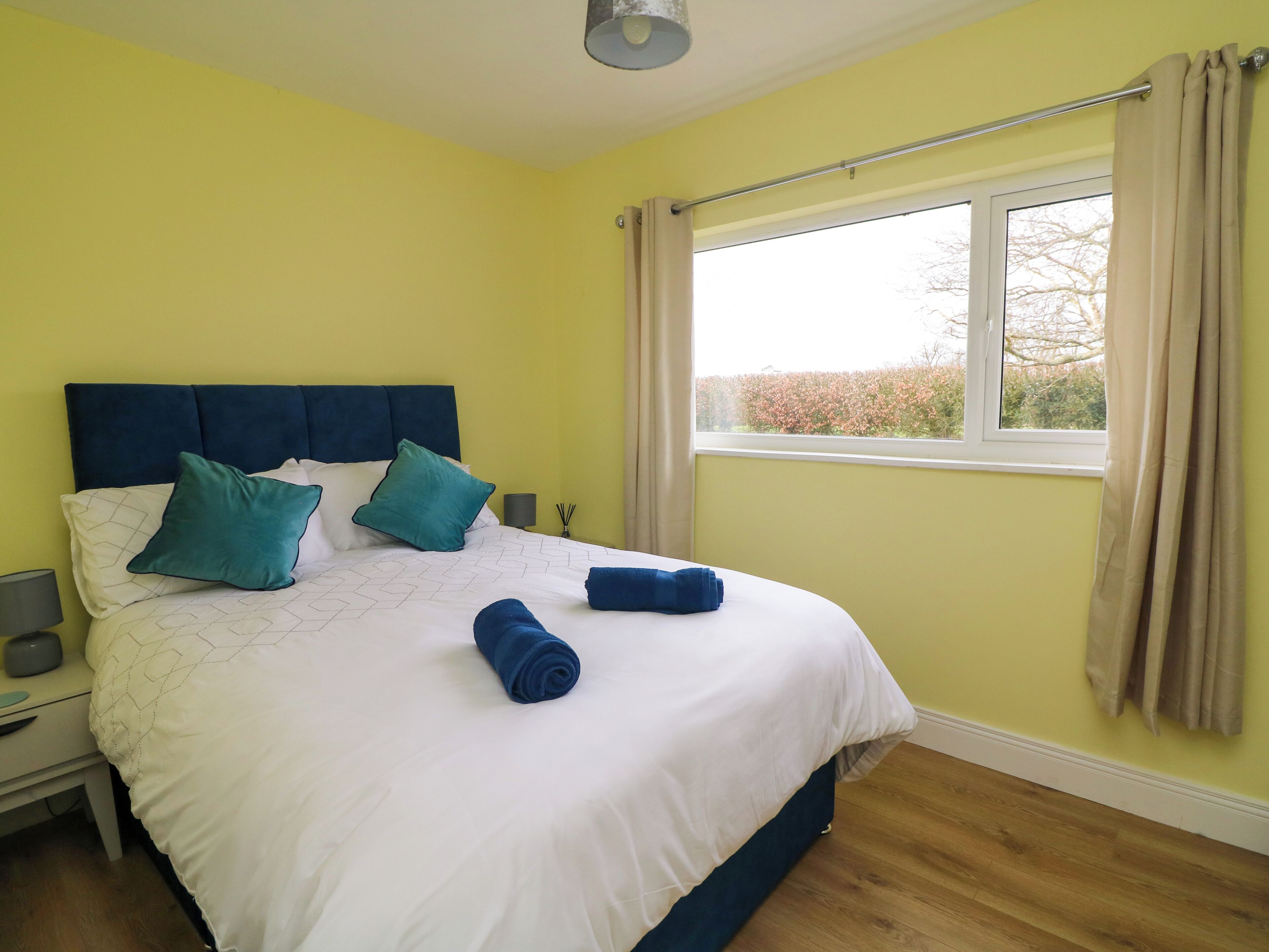 2 habitaciones, decoración personalizada y muebles diferentes 